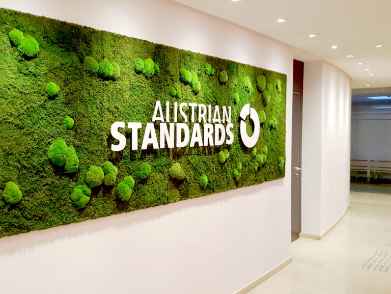 Wald und Kugelmoos Wand mit Logo